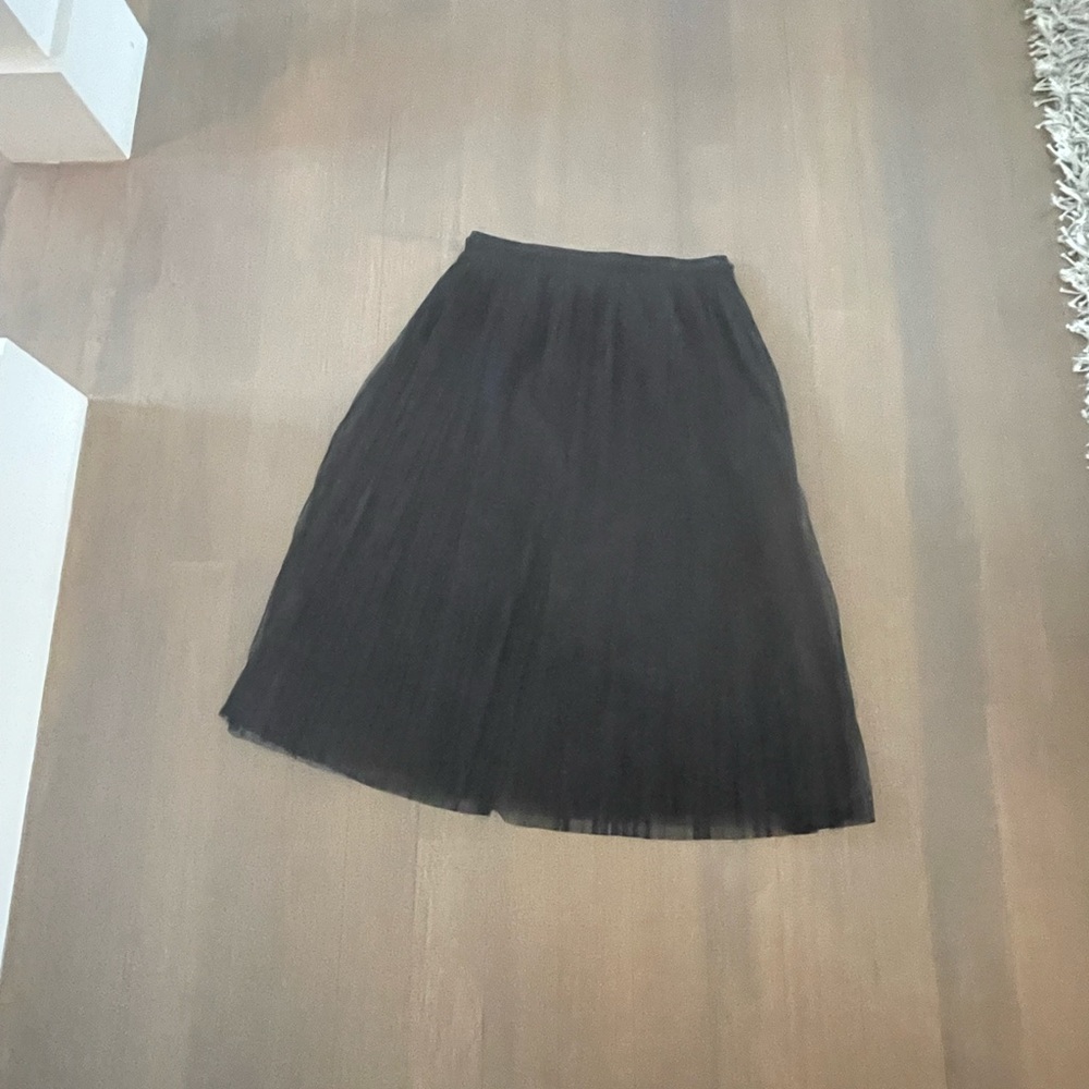 Banana republic sz 4 tulle skirt. Midi in black.